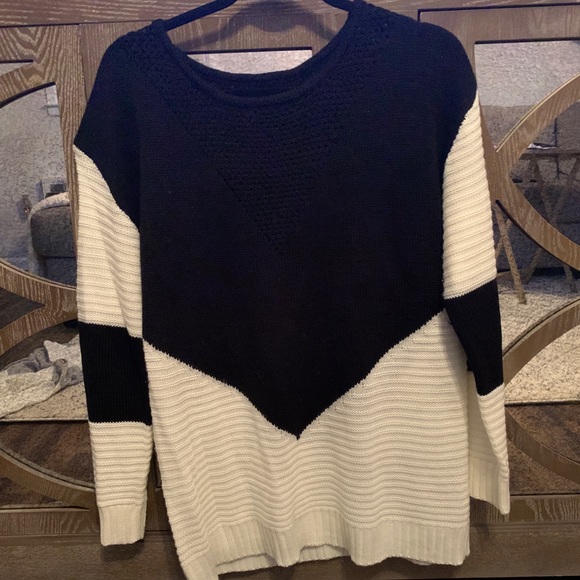 Black and white sweater - Picture 2 of 2